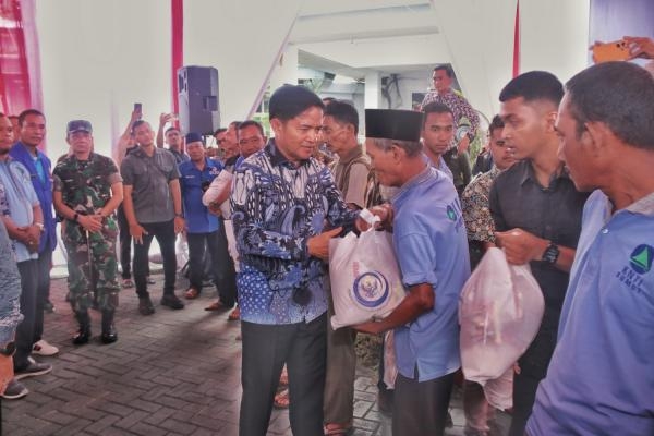 Pj Gubernur Sumut Serahkan Bantuan Sembako, Sertifikat dan Buku Pelaut untuk Nelayan